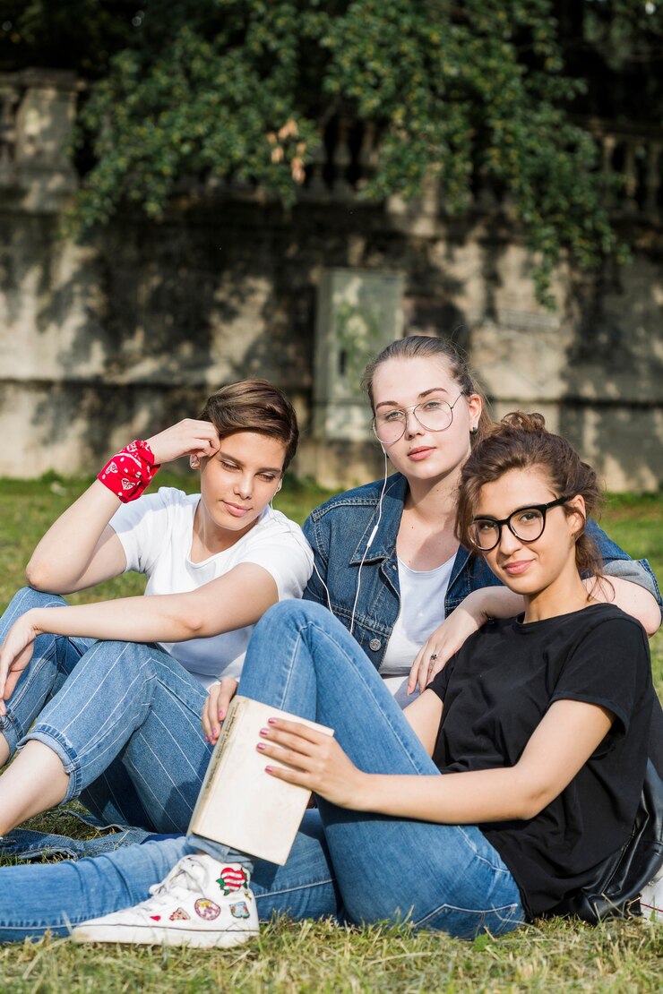 moda-relajada-amigos-sentados-parque_23-2147845730